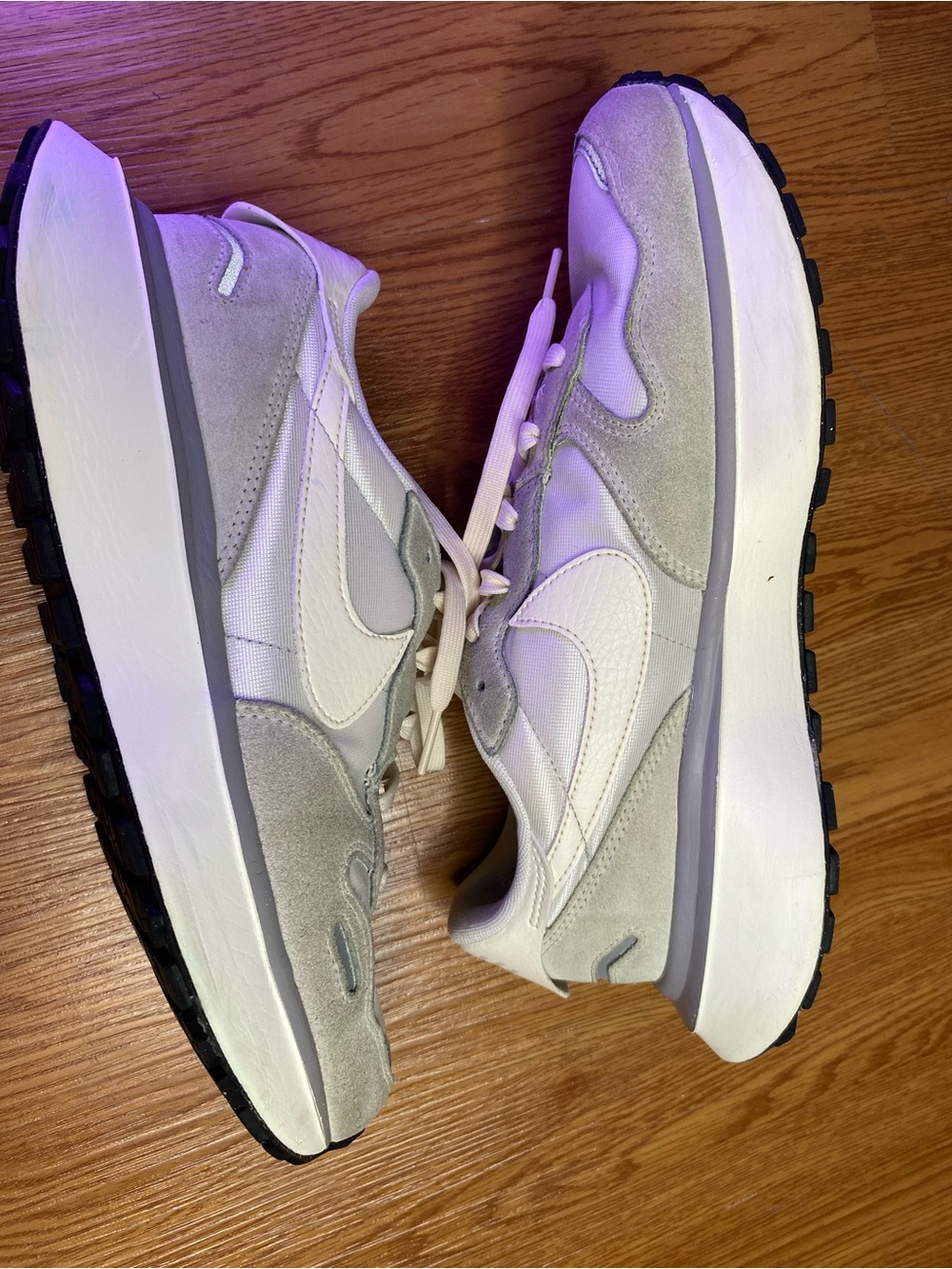 Nike Daybreak-Style Gray & White Sneakers